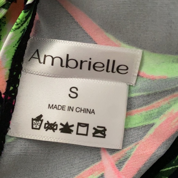 AMBRIELLA SWIMWEAR TROPICAL COLOR TANKINI TOP SIZE SMALL - Picture 5 of 6
